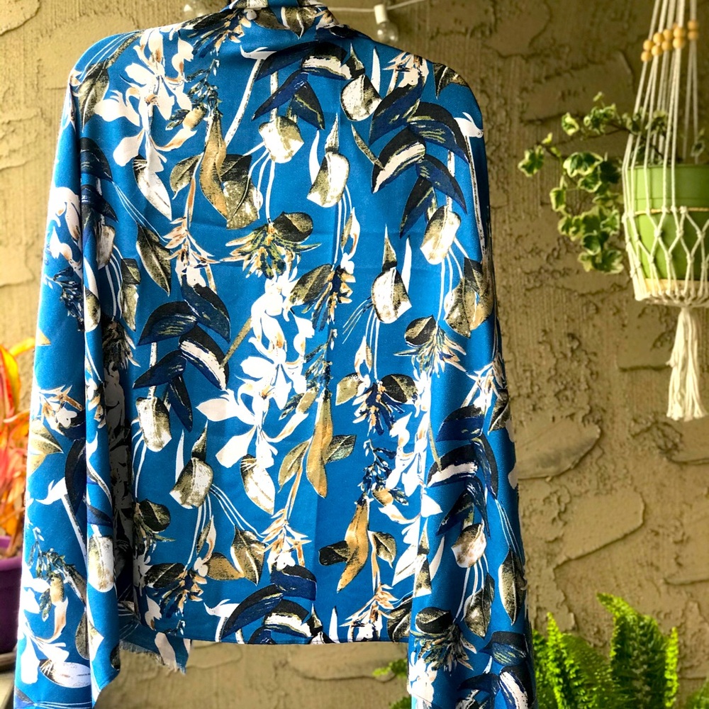 Blue floral wrap